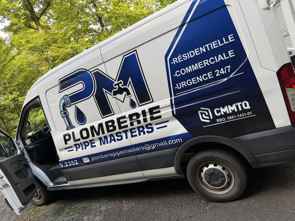 Camion de service lettré de l'entreprise, garé dans une entrée