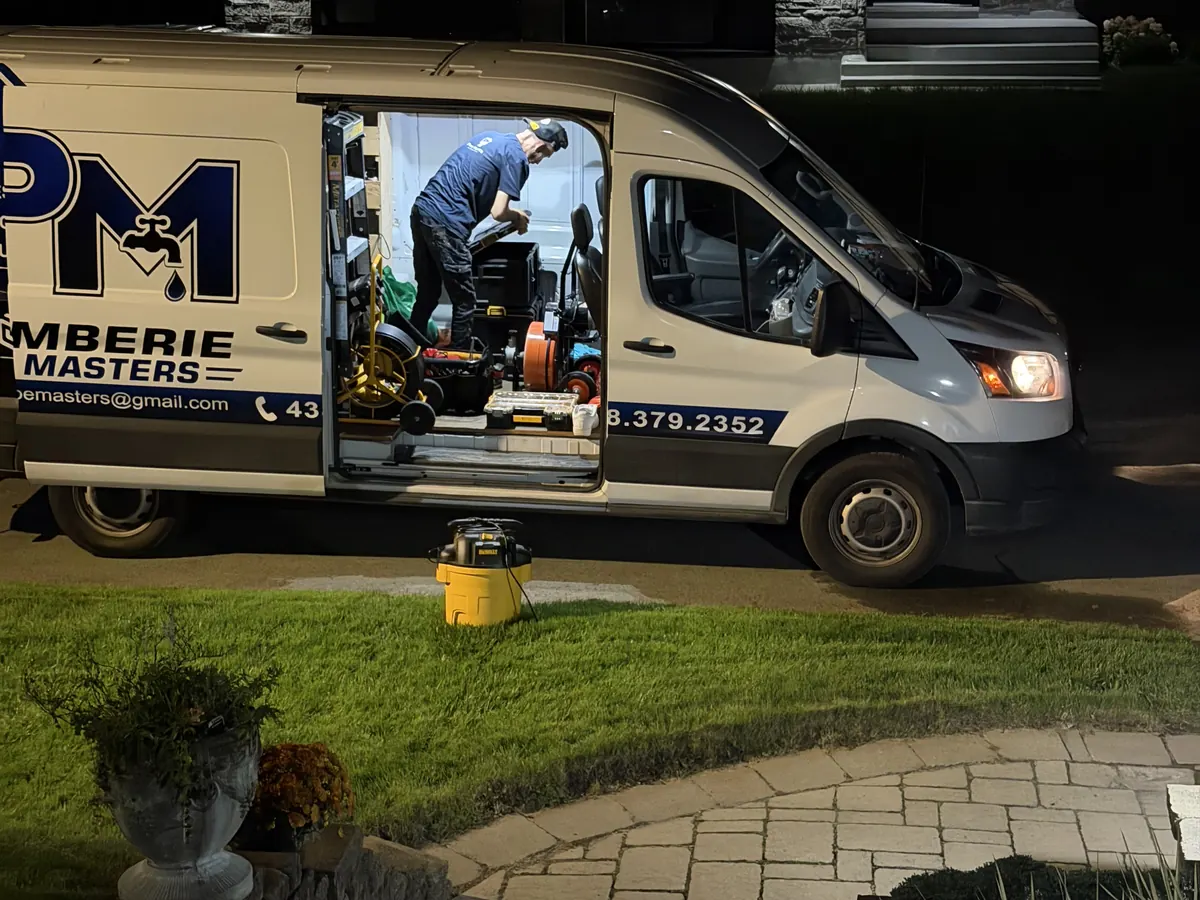 Plombier qui prépare son équipement dans le camion de service, le soir